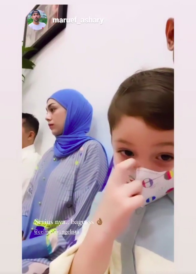 Pembawa acara, aktris, dan model mencuri perhatian publik karena mengundang anak yatim, ustaz dan teman-temannya untuk merayakan ulang tahun pada 2 April 2022. Pada saat acara tersebut, Celine Evangelista terlihat mengenakan hijab pashmina warna biru.  Foto: dok. Instagram Story Celine Evangelista.