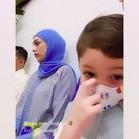 Pembawa acara, aktris, dan model mencuri perhatian publik karena mengundang anak yatim, ustaz dan teman-temannya untuk merayakan ulang tahun pada 2 April 2022. Pada saat acara tersebut, Celine Evangelista terlihat mengenakan hijab pashmina warna biru.  Foto: dok. Instagram Story Celine Evangelista.