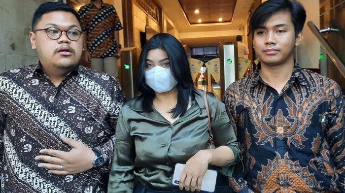 Dea OnlyFans (tengah) tersangka kasus porno diperiksa polisi