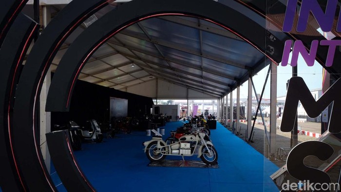 Pameran IIMS 2022 juga memamerkan deretan motor listrik custom. Ada booth khusus tempat motor listrik custom ini mejeng. =