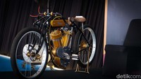 Motor-motor listrik ini cukup menyita perhatian pengunjung.