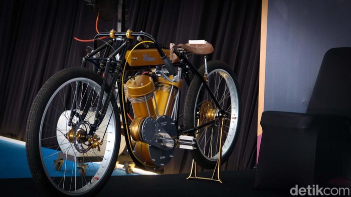 Pameran IIMS 2022 juga memamerkan deretan motor listrik custom. Ada booth khusus tempat motor listrik custom ini mejeng. =