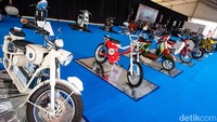 Deretan motor listrik custom mejeng di booth Indonesia Custom Electric & Moto Expo and Championship (ICEC) di IIMS 2022 JIExpo Kemayoran, Jakarta Pusat, Senin (4/4/2022).