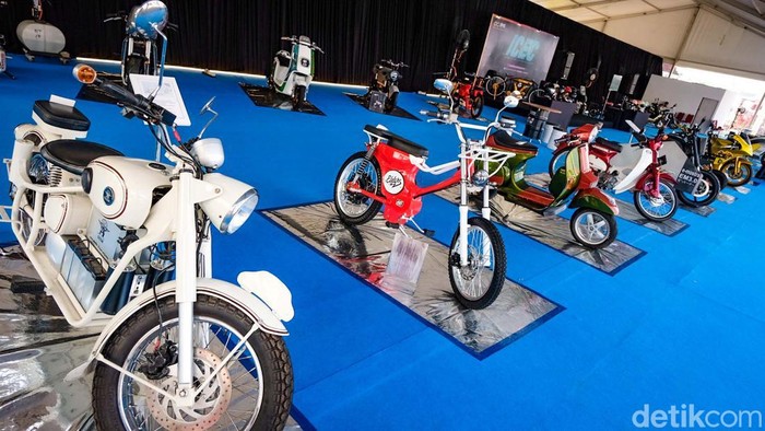 Deretan Motor Listrik Custom Ikut Ramaikan IIMS 2022 Pameran IIMS 2022 juga memamerkan deretan motor listrik custom. Ada booth khusus tempat motor listrik custom ini mejeng. =