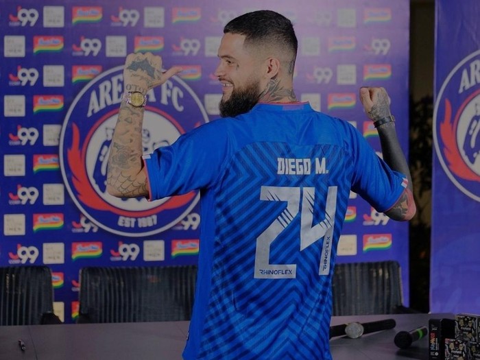 Tak hanya Hanif, bek Arema FC Diego Michiels juga pamit. Seperti halnya Hanif, keputusan tak lagi bersama Arema FC disampaikan Diego melalui akun Instagramnya, @diegomichiels24.