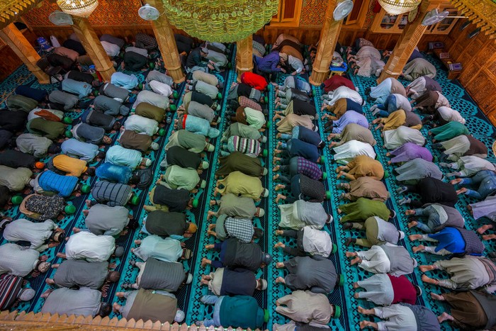 Doa Syahdu dari Masjid yang Penuh Wibawa di Srinagar Masjid di Srinagar ini mempunyai detil yang rumit dengan warna yang berwibawa. Ditambah dengan penerangan alami membuat suasana ibadah makin syahdu, Lihat nih.