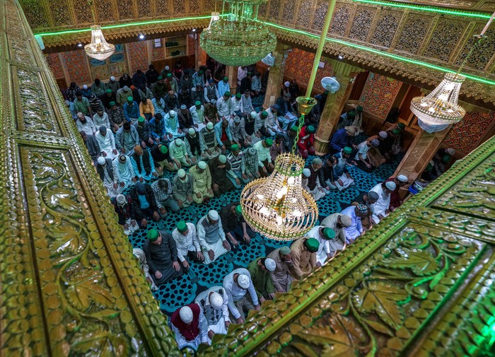 Doa Syahdu dari Masjid yang Penuh Wibawa di Srinagar Masjid di Srinagar ini mempunyai detil yang rumit dengan warna yang berwibawa. Ditambah dengan penerangan alami membuat suasana ibadah makin syahdu, Lihat nih.