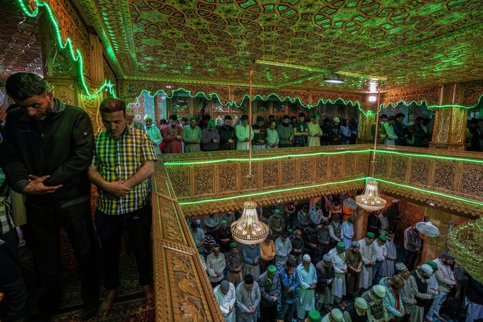 Doa Syahdu dari Masjid yang Penuh Wibawa di Srinagar Masjid di Srinagar ini mempunyai detil yang rumit dengan warna yang berwibawa. Ditambah dengan penerangan alami membuat suasana ibadah makin syahdu, Lihat nih.
