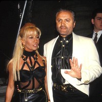 Dilansir dari hollywoodlife.com, di media sosial sendiri beberapa penggemar menyadari bahwa penampilan Dua Lipa itu mirip dengan yang pernah dikenakan oleh sang desainer, Donatella Versace. Dalam foto lawas ini Donatella sedang berpose bersama saudara laki-lakinya yang juga seorang desainer, Gianni. Foto: Twitter/@sourcandygum