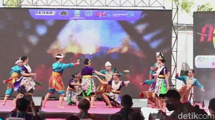 Drama kolosal Nggugah yang ditampilkan saat Puncak HPN PWI Jatim