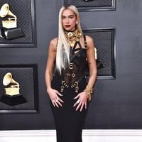Untuk melengkapi penampilannya, Dua Lipa menambahan beragam aksesori. Pelantun lagu Levitating itu tampak mengenakan banyak kalung dan gelang rantai emas, cincin, dan juga anting. Kukunya pun terlihat senada dengan warna emas. Foto: Jordan Strauss/Invision/AP