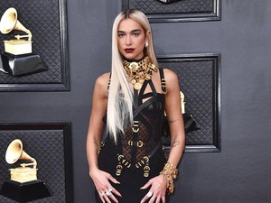 Dua Lipa Blak-blakan Pernah Bekerja Jadi Hostess