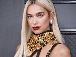 7 Pesona Dua Lipa Dalam Balutan Busana Vintage Versace di Grammy 2022