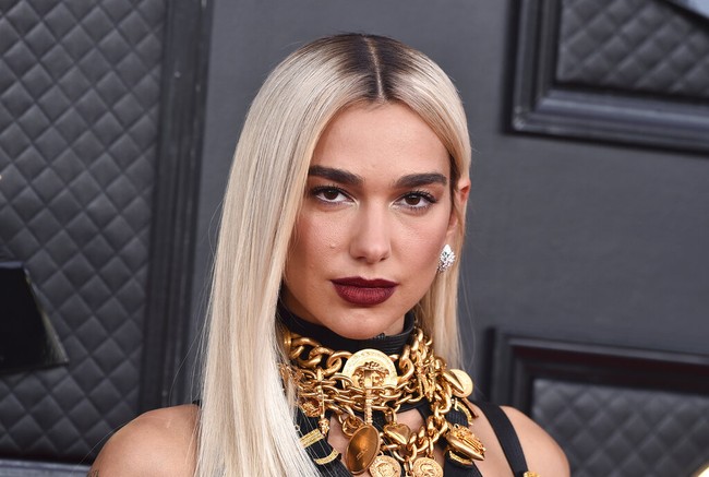 Penampilan Dua Lipa semakin terlihan seksi dan menawan dengan makeup natural dan pulasan lipstik berwarna merah. Foto: Jordan Strauss/Invision/AP