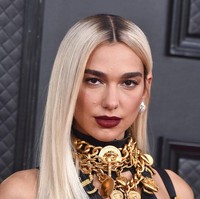 Penampilan Dua Lipa semakin terlihan seksi dan menawan dengan makeup natural dan pulasan lipstik berwarna merah. Foto: Jordan Strauss/Invision/AP