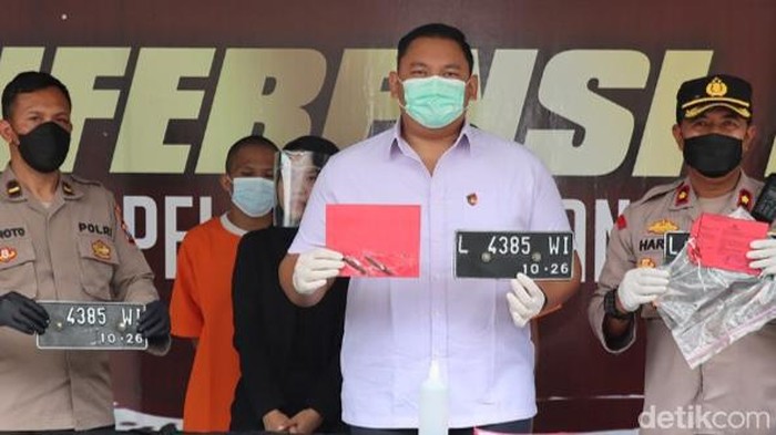 Dua pencuri sepeda motor di kawasan Asemrowo Surabaya ditangkap di Bangkalan. Keduanya mengaku baru pertama mencuri sepeda motor.