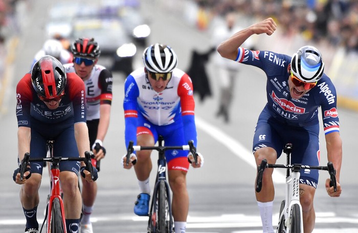 Duel Maut Van der Poel vs Pogacar di Tour of Flanders Pebalap tim Alpecin-Fenix, Mathieu van der Poel menjadi yang tercepat dalam balapan monumen Tour of Flanders 2022, di Belgia, Minggu (3/4/2022). Ia berhasil menyingkirkan pebalap tim UEA Team Emirates, Tadej Pogacar yang saling menguntit dalam 20 km terakhir.