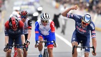 Ekspresi kemenangan Van der Poel (kanan) menjadi yang tercepat dalam Tour of Flanders. Pogacar yang menguntit pada 20 km terakhir terpaksa finish di posisi keempat.