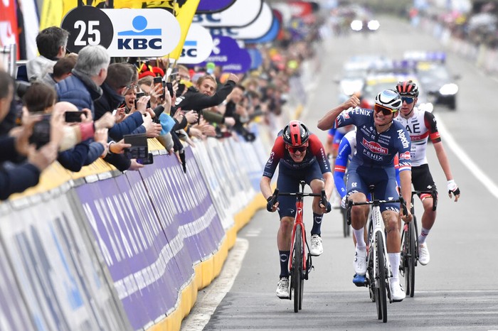 Duel Maut Van der Poel vs Pogacar di Tour of Flanders Pebalap tim Alpecin-Fenix, Mathieu van der Poel menjadi yang tercepat dalam balapan monumen Tour of Flanders 2022, di Belgia, Minggu (3/4/2022). Ia berhasil menyingkirkan pebalap tim UEA Team Emirates, Tadej Pogacar yang saling menguntit dalam 20 km terakhir.
