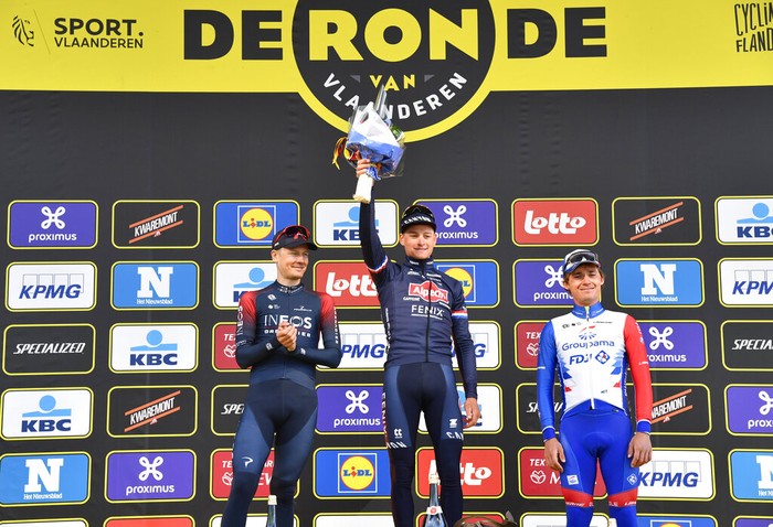 Pebalap tim Alpecin-Fenix, Mathieu van der Poel menjadi yang tercepat dalam balapan monumen Tour of Flanders 2022, di Belgia, Minggu (3/4/2022). Ia berhasil menyingkirkan pebalap tim UEA Team Emirates, Tadej Pogacar yang saling menguntit dalam 20 km terakhir.
