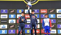 Pebalap tim Alpecin-Fenix, Mathieu van der Poel menjadi yang tercepat dalam balapan monumen Tour of Flanders 2022, di Belgia, Minggu (3/4/2022). Ini adalah gelar kedua Van der Poel di lomba terbesar di Belgia tersebut.