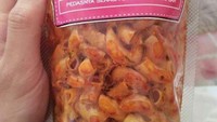 Kehadiran pelakor memang sering menyakitkan hati wanita. Terinspirasi dari pedasnya kejadian perselingkuhan, pembuat makaroni pedas rumahan ini gunakan istilah pelakor sebagai merek makanannya. Foto: 1cak.com