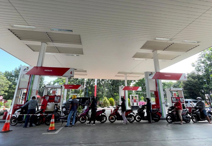 Antrean panjang warga yang hendak membeli Pertalite terlihat di SPBU Pinang Ranti, Jaktim. Tak sedikit warga yang beralih ke Pertalite usai harga Pertamax naik.