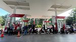 Efek Pertamax Naik, Warga Antre Beli Pertalite di SPBU Pinang Ranti