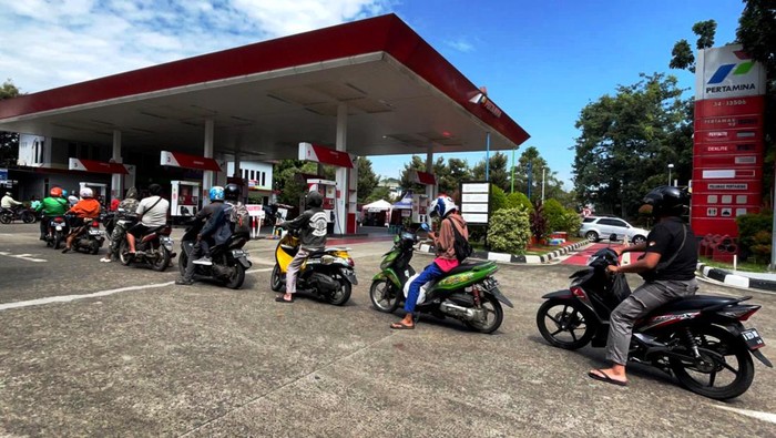 Antrean panjang warga yang hendak membeli Pertalite terlihat di SPBU Pinang Ranti, Jaktim. Tak sedikit warga yang beralih ke Pertalite usai harga Pertamax naik.