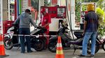 Efek Pertamax Naik, Warga Antre Beli Pertalite di SPBU Pinang Ranti