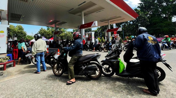 Antrean panjang warga yang hendak membeli Pertalite terlihat di SPBU Pinang Ranti, Jaktim. Tak sedikit warga yang beralih ke Pertalite usai harga Pertamax naik.