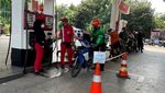 Efek Pertamax Naik, Warga Antre Beli Pertalite di SPBU Pinang Ranti