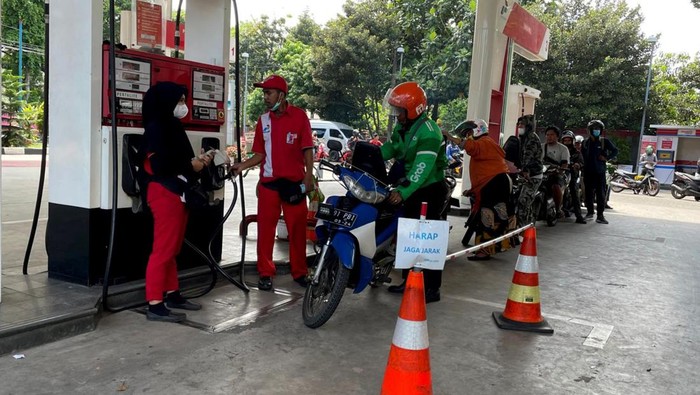 Efek Pertamax Naik, Warga Antre Beli Pertalite di SPBU Pinang Ranti Antrean panjang warga yang hendak membeli Pertalite terlihat di SPBU Pinang Ranti, Jaktim. Tak sedikit warga yang beralih ke Pertalite usai harga Pertamax naik.