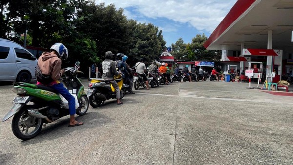 Efek Pertamax Naik, Warga Antre Beli Pertalite di SPBU Pinang Ranti