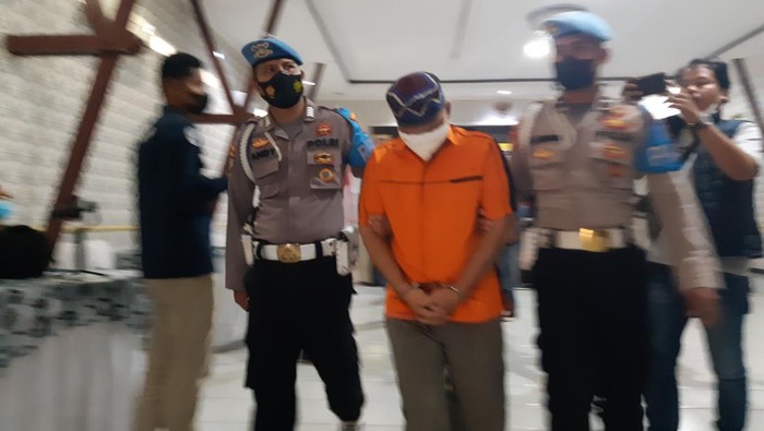 Eks Ketua Dewan Kesenian Banten (DKB) periode 2015-2018 Chavchay Saefullah ditahan (Bahtiar/detikcom)