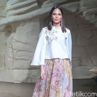 Nadine Gaus selaku pendiri Wearing Klamby menambahkan soal cerita di balik koleksi Mashrabiya yang mengusung inspirasi Palembang, Sriwijaya dan Dubai. Inspirasi datang setelah dia datang ke Dubai Expo. Foto: Grandyos Zafna/Detikcom