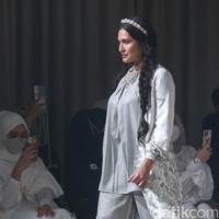 Harga koleksi khusus Wearing Klamby dibanderol untuk dress Rp 900 ribu, dress dengan detail payet Rp 1,5-2 juta. Ridho menegaskan koleksi kali ini dijual dalam edisi terbatas. Foto: Grandyos Zafna/Detikcom