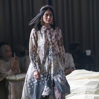 Koleksi Mashrabiya ini hadir dengan menggunakan berbagam bahan. Mulai dari polyester pun masih ada karena kita printing. Terbaru ini kita pakai chiffon silk bahannya susah ditemukan sekarang very challenging karena harganya naik terus. Bahan satin masih ada, katun juga ada, lanjutnya. Foto: Grandyos Zafna/Detikcom