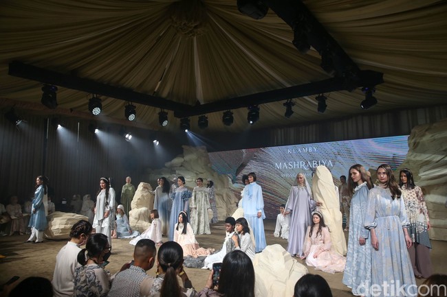 Muhammad Ridho Jufri, CEO Wearing Klamby mengungkapkan inspirasi koleksi tahun ini menghadirkan sentuhan budaya khas Palembang dan Dubai. Koleksinya menggabungkan Sriwijaya dengan Dubai. Jadi ditarik dari Timur Tengah dan kerajaan Sriwijaya inspirasi patternnya dari situ, ungkap Muhammad Ridho Jufri saat ditemui Wolipop di The Darmawangsa Jakarta, Jumat (1/4/2022). Foto: Grandyos Zafna/Detikcom