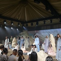 Muhammad Ridho Jufri, CEO Wearing Klamby mengungkapkan inspirasi koleksi tahun ini menghadirkan sentuhan budaya khas Palembang dan Dubai. Koleksinya menggabungkan Sriwijaya dengan Dubai. Jadi ditarik dari Timur Tengah dan kerajaan Sriwijaya inspirasi patternnya dari situ, ungkap Muhammad Ridho Jufri saat ditemui Wolipop di The Darmawangsa Jakarta, Jumat (1/4/2022). Foto: Grandyos Zafna/Detikcom