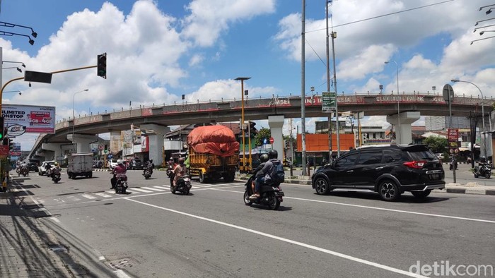 Flyover Janti ditutup saat malam hari karena ada pekerjaan jalan, 4-9 April 2022.