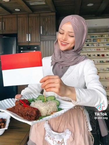 Foto Abir Saghir yang sedang membuat rendang.