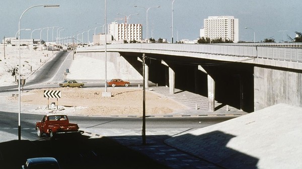 Sejumlah kendaraan terlihat melintasi flyover yang berada di kawasan Qatar pada tahun 1979. (AP Photo). Â Sejumlah kendaraan terlihat melintasi flyover yang berada di kawasan Qatar pada tahun 1979. (AP Photo). Â