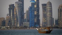 Seiring berjalannya waktu, gedung-gedung pencakar langit pun kini menghiasi kawasan ibu kota Qatar, Doha. Seperti terlihat pada foto di atas yang menampilkan pemandangan sebuah kapal dhow tradisional berlayar dengan latar gedung-gedung tinggi di Doha pada tahun 2021 lalu. (AP Photo/Darko Bandic).