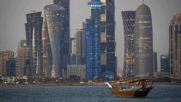 Seiring berjalannya waktu, gedung-gedung pencakar langit pun kini menghiasi kawasan ibu kota Qatar, Doha. Seperti terlihat pada foto di atas yang menampilkan pemandangan sebuah kapal dhow tradisional berlayar dengan latar gedung-gedung tinggi di Doha pada tahun 2021 lalu. (AP Photo/Darko Bandic). Seiring berjalannya waktu, gedung-gedung pencakar langit pun kini menghiasi kawasan ibu kota Qatar, Doha. Seperti terlihat pada foto di atas yang menampilkan pemandangan sebuah kapal dhow tradisional berlayar dengan latar gedung-gedung tinggi di Doha pada tahun 2021 lalu. (AP Photo/Darko Bandic).