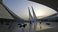 Berbagai bangunan dengan bentuk yang unik terlihat di berbagai wilayah Qatar, salah satunya bangunan Fakultas Islam Qatar yang diketahui dirancang oleh Arsitek Mangera Yvars. (AP Photo/Kamran Jebreili).   