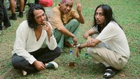 Bersama Fiersa Besari dan musisi lainnya, hubungan Ari Lesmana juga tampak sangat baik. Menyempatkan diri untuk berbincang sebelum manggung menjadi kegiatan para musisi ini untuk menyiapkan dirinya. Foto: Instagram/ari_lesmana
