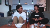 Ari Lesmana dikenal sebagai musisi yang banyak temannya. Salah satunya adalah sosok komika Uus yang kerap mengundangnya untuk ngobrol sambil minum-minum santai bersama. Foto: Instagram/ari_lesmana