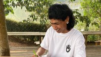Saat terpikirkan untuk membuat lagu, segelas kopi diambil Ari Lesmana untuk menemainya. Duduk santai bermodalkan pulpen, buku catatan dan segelas kopi susu, dirinya mampu menciptakan lagu yang indah. Foto: Instagram/ari_lesmana