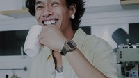 Pecinta kopi ini memang selalu memilih kopi hangat untuk dinikmati selagi santai. Baginya, baik kopi hitam maupun kopi susu sama lezatnya untuk menenangkan diri. Foto: Instagram/ari_lesmana